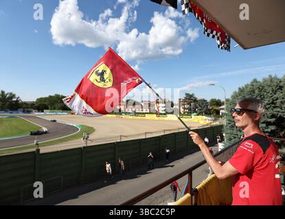 Imola, Italia. 17 maggio 2025. Un uomo guarda le qualifiche del Gran Premio Emilia Romagna di Formula 1 all'autodromo Internazionale Enzo e Dino Ferrari di Imola, 17 maggio 2025. Crediti: Li Jing/Xinhua/Alamy Live News Foto Stock
