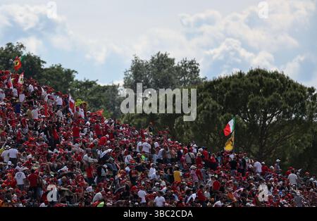 Imola, Italia. 17 maggio 2025. Gli spettatori guardano la sessione di qualificazione del Gran Premio Emilia Romagna di Formula 1 all'autodromo Internazionale Enzo e Dino Ferrari di Imola, in Italia, 17 maggio 2025. Crediti: Li Jing/Xinhua/Alamy Live News Foto Stock