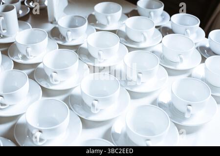 Semplice motivo fatto di tazze vuote di caffè nel buffet del ristorante Foto Stock