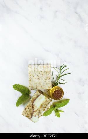 Vista dall'alto di saponi biologici fatti a mano con erbe naturali e oli essenziali Foto Stock