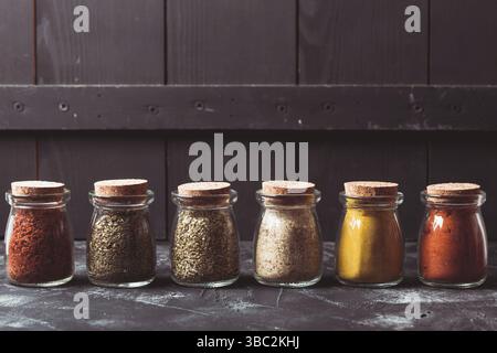 Varie spezie macinate in bottiglie di vetro vintage Foto Stock