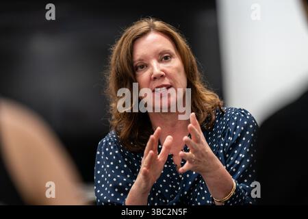 Foto del file datata 11/09/23, del Commissario per i bambini per l'Inghilterra, Rachel de Souza parla con i bambini all'Harris Westminster Sesta forma (HWSF) a Londra. I bambini con problemi di salute mentale stanno ancora "aspettando troppo a lungo gli aiuti”, ha avvertito il Commissario per i bambini per l'Inghilterra. Data di pubblicazione: Domenica 18 maggio 2025. Foto Stock