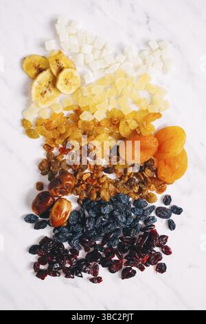 Set di frutta fritto, vista dall'alto snack colorati sul tavolo, arte del cibo Foto Stock