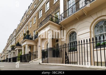 Classic London Residential Street con architettura storica e balconi Foto Stock
