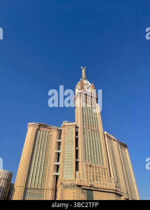 La torre dell'orologio della Mecca risplende in modo brillante sotto il cielo azzurro chiaro. Questa foto è stata scattata dalla Mecca, Arabia Saudita. Foto Stock