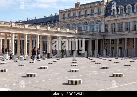 Les Deux Plateaux o Colonnes de Buren, un'installazione di Daniel Buren, nel cortile interno (Cour d'Honneur) del Palais Royal a Parigi, Francia Foto Stock