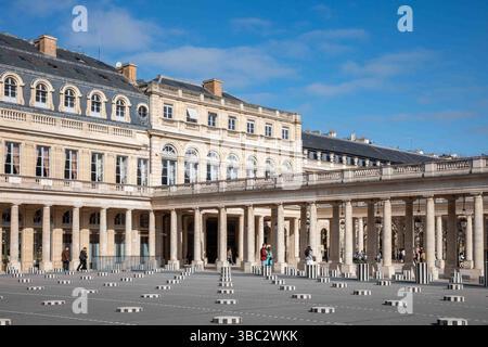 Diverse altezze di colonne a strisce bianche e nere a Les Deux Plateaux o Colonnes de Buren nel cortile interno del Palais Royal Foto Stock