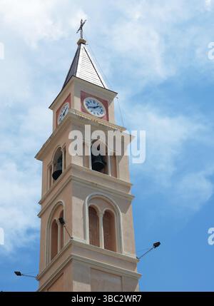 Italia e vecchia chiesa tradizionale, torre dell'orologio contro il cielo. Paese, comune di Recco sul mare, Liguria. Turismo e visite turistiche. Foto Stock
