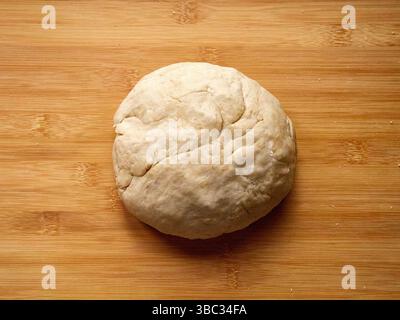 Pasta fresca fatta in casa su tavola di legno Foto Stock