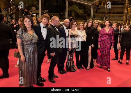 Cannes, Francia. 17 maggio 2025. Un ospite, Kuba Dyniewicz, Raphaël Thiéry, Jean-Baptiste Durand, Roxane Mesquida, Julia Kowalski e ospiti partecipano al Red carpet per la proiezione di ''le ROI Soleil'' al 78° Festival annuale di Cannes al Palais des Festivals il 17 maggio 2025 a Cannes, Francia. Crediti: Bernard Menigault/Alamy Live News Foto Stock