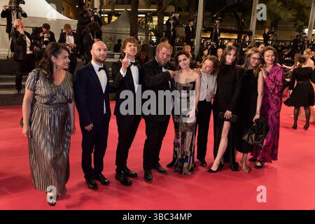 Cannes, Francia. 17 maggio 2025. Un ospite, Jean-Baptiste Durand, Raphaël Thiéry, Kuba Dyniewicz, Roxane Mesquida, Julia Kowalski e gli ospiti assistono al Red carpet per la proiezione "le ROI Soleil" al 78° Festival annuale di Cannes al Palais des Festivals il 17 maggio 2025 a Cannes, Francia. Crediti: Bernard Menigault/Alamy Live News Foto Stock