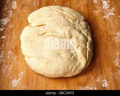 Pasta fresca fatta in casa su tavola di legno Foto Stock