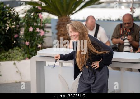 Cannes, Francia. 18 maggio 2025. Sissy Spacek posa durante la photocall ''Die My Love'' al 78° Festival annuale di Cannes al Palais des Festivals di Cannes, in Francia, il 18 maggio 2025. (Foto di Luca Carlino/NurPhoto) credito: NurPhoto SRL/Alamy Live News Foto Stock
