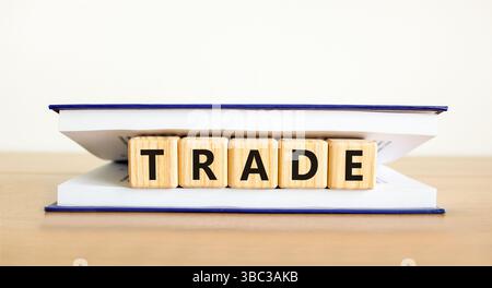 Simbolo commerciale. Parola concettuale commercio su bellissimi blocchi di legno nel libro. Bellissimo tavolo in legno su sfondo bianco. Concetto commerciale di stile di vita aziendale. Copia s Foto Stock