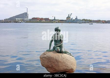 La statua della Sirenetta al molo di Langelinie a Copenaghen, Danimarca Foto Stock