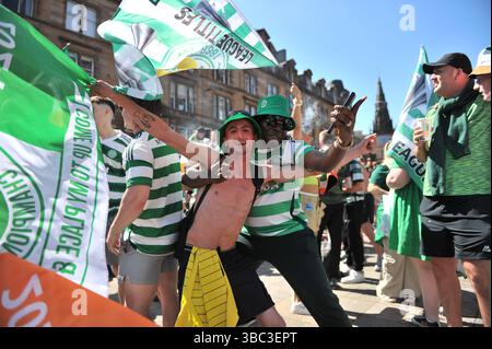 Glasgow, Regno Unito. 17 maggio 2025 - i fan sono visti in posa per i fotografi durante la celebrazione. I tifosi del Celtic si sono riuniti nel centro di Glasgow il 17 maggio per celebrare la vittoria della Scottish Premiership dopo la vittoria della squadra. I sostenitori hanno allagato le aree della città Mercantile e di Trongate in uno spettacolo di festa vivace ma tranquillo. Crediti: Eastern Goodwin Media/Alamy Live News Foto Stock