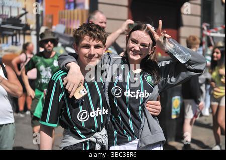 Glasgow, Regno Unito. 17 maggio 2025 - i fan sono visti in posa per i fotografi durante la celebrazione. I tifosi del Celtic si sono riuniti nel centro di Glasgow il 17 maggio per celebrare la vittoria della Scottish Premiership dopo la vittoria della squadra. I sostenitori hanno allagato le aree della città Mercantile e di Trongate in uno spettacolo di festa vivace ma tranquillo. Crediti: Eastern Goodwin Media/Alamy Live News Foto Stock