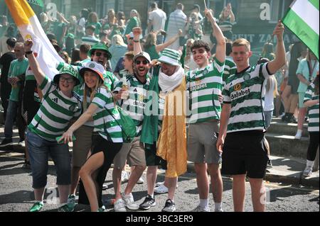 Glasgow, Regno Unito. 17 maggio 2025 - i fan sono visti in posa per i fotografi durante la celebrazione. I tifosi del Celtic si sono riuniti nel centro di Glasgow il 17 maggio per celebrare la vittoria della Scottish Premiership dopo la vittoria della squadra. I sostenitori hanno allagato le aree della città Mercantile e di Trongate in uno spettacolo di festa vivace ma tranquillo. Crediti: Eastern Goodwin Media/Alamy Live News Foto Stock