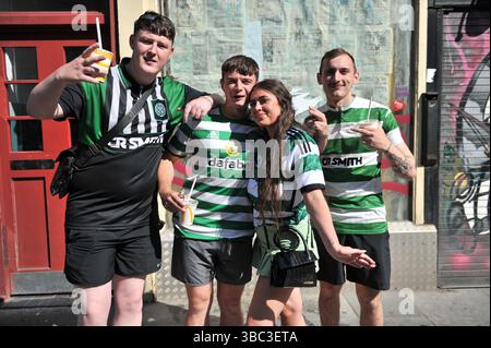 Glasgow, Regno Unito. 17 maggio 2025 - i fan sono visti in posa per i fotografi durante la celebrazione. I tifosi del Celtic si sono riuniti nel centro di Glasgow il 17 maggio per celebrare la vittoria della Scottish Premiership dopo la vittoria della squadra. I sostenitori hanno allagato le aree della città Mercantile e di Trongate in uno spettacolo di festa vivace ma tranquillo. Crediti: Eastern Goodwin Media/Alamy Live News Foto Stock