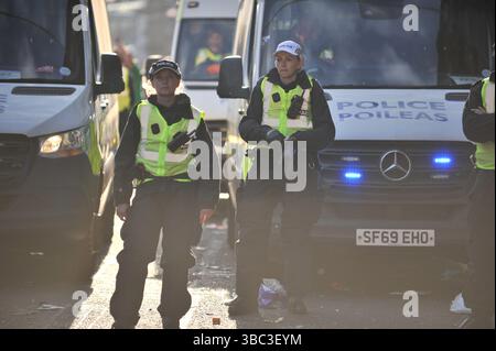 Glasgow, Regno Unito. 17 maggio 2025 - la polizia scozzese si prepara a liberare Trongate dai partecipanti alla manifestazione alla fine della giornata. I tifosi del Celtic si sono riuniti nel centro di Glasgow il 17 maggio per celebrare la vittoria della Scottish Premiership dopo la vittoria della squadra. I sostenitori hanno allagato le aree della città Mercantile e di Trongate in uno spettacolo di festa vivace ma tranquillo. Crediti: Eastern Goodwin Media/Alamy Live News Foto Stock