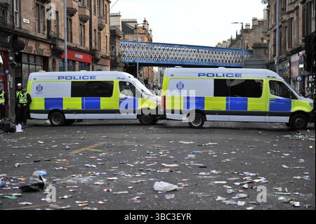 Glasgow, Regno Unito. 17 maggio 2025 - i furgoni della polizia di Scozia per l'ordine pubblico bloccano la strada mentre la polizia si muove per liberare i visitatori da Trongate. I tifosi del Celtic si sono riuniti nel centro di Glasgow il 17 maggio per celebrare la vittoria della Scottish Premiership dopo la vittoria della squadra. I sostenitori hanno allagato le aree della città Mercantile e di Trongate in uno spettacolo di festa vivace ma tranquillo. Crediti: Eastern Goodwin Media/Alamy Live News Foto Stock