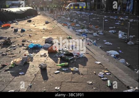 Glasgow, Regno Unito. 17 maggio 2025 - dopo l'evento dopo che è stato ripulito dalla polizia. I tifosi del Celtic si sono riuniti nel centro di Glasgow il 17 maggio per celebrare la vittoria della Scottish Premiership dopo la vittoria della squadra. I sostenitori hanno allagato le aree della città Mercantile e di Trongate in uno spettacolo di festa vivace ma tranquillo. Crediti: Eastern Goodwin Media/Alamy Live News Foto Stock