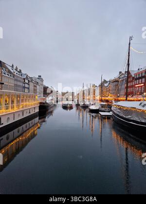 Vista iconica di Copenaghen. Il famoso porto vecchio di Nyhavn nel centro di Copenaghen, Danimarca, durante la giornata estiva di sole. Copenaghen, Danimarca, 2025 Foto Stock