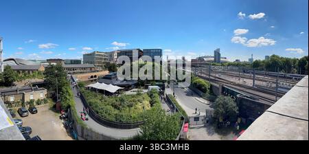 Vista a sud dal St Pancras Waterpoint del Camley Street Nature Park, dalla stazione ferroviaria internazionale St Pancras di Londra e dal Francis Crick Institute Foto Stock