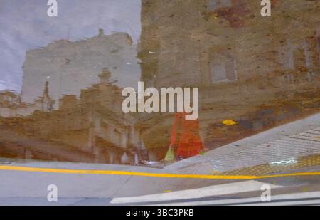 Buenos Aires, Argentina. 17 maggio 2025. Una donna cammina sotto la pioggia in una strada di Buenos Aires, Argentina, 17 maggio 2025. La città di Buenos Aires ha assistito di recente a continue piogge nella sua stagione autunnale. Crediti: Zhang Duo/Xinhua/Alamy Live News Foto Stock