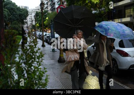 Buenos Aires, Argentina. 17 maggio 2025. I pedoni camminano sotto la pioggia in una strada di Buenos Aires, Argentina, 17 maggio 2025. La città di Buenos Aires ha assistito di recente a continue piogge nella sua stagione autunnale. Crediti: Zhang Duo/Xinhua/Alamy Live News Foto Stock