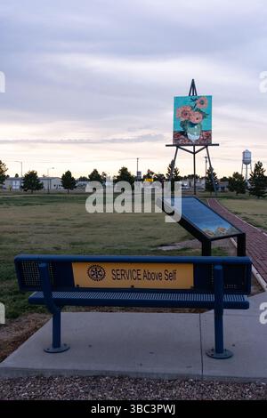 Il più grande cavalletto del mondo, un'attrazione lungo la strada a Goodland, Kansas, pesa 40.000 kg e si trova su una riproduzione Van Gogh di 80 piedi. Foto Stock