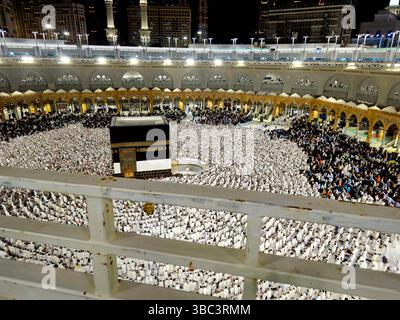 La Mecca, Arabia Saudita, 9 giugno 2024: La grande moschea della Mecca con la Santa Kaaba in tessuto bianco che simboleggia l'Ihram è posta sull'edificio Kabah a pilg Foto Stock