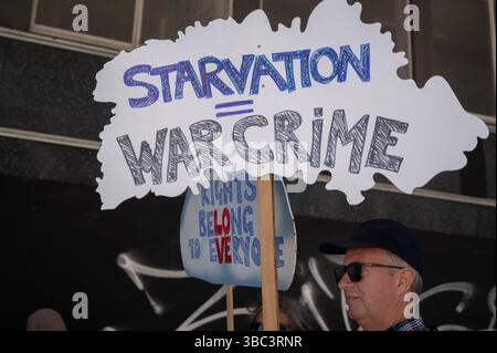 Il 17 maggio 2025 in occasione della giornata di Nakba (catastrofe) migliaia di persone hanno marciato attraverso il centro di Londra chiedendo un cessate il fuoco e la fine del bo israeliano Foto Stock
