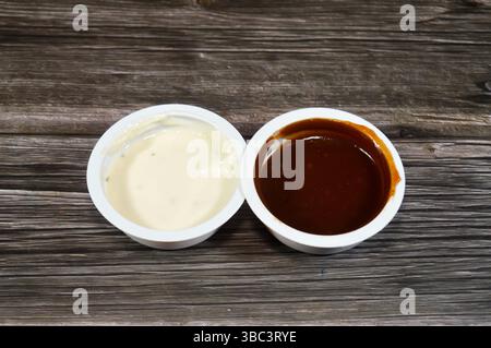 Condimento ranch, un condimento salato e cremoso per insalata americana di solito a base di siero di latte, sale, aglio, cipolla, pepe nero, ed erbe aromatiche e salsa barbecue Foto Stock