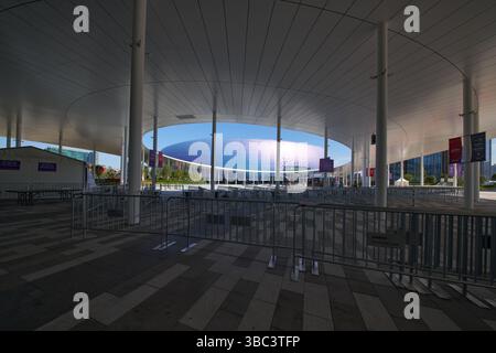 Lo Stadio Kai Tak visto da dietro le barriere di controllo della folla, situato nella Piazza centrale. Si tratta di un allestimento quando lo stadio ha un evento. Maggio 2025, Hong Kong. Foto Stock