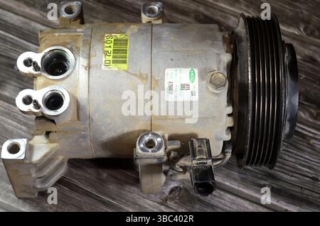 Cairo, Egitto, 10 maggio 2025: Vecchio compressore Hanon per auto, il compressore è l'unità di alimentazione dell'impianto di climatizzazione che mette il refrigerante sotto h Foto Stock