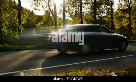 Auto veloce sulla strada autunnale in un bellissimo paesaggio. Foto Stock