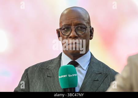 Londra, Regno Unito. 17 maggio 2025. Ian Wright commenta per ITV Sport durante la finale della Emirates fa Cup tra Crystal Palace e Manchester City allo Stadio di Wembley, Londra, sabato 17 maggio 2025. (Foto: Kevin Hodgson | mi News) crediti: MI News & Sport /Alamy Live News Foto Stock
