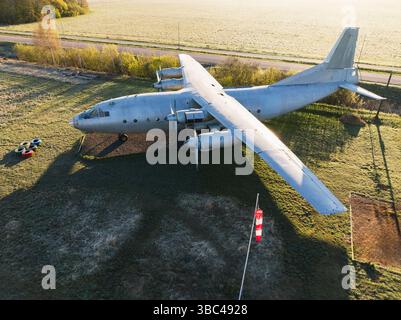 Grandi eliche trasportano aeromobili su un campo d'aviazione erboso, vista dall'alto, illuminati dal caldo sole mattutino o serale. Foto Stock