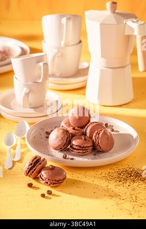 Deliziosi e dolci macaron a base di cioccolato e chicchi di caffè Macaron a base di cacao e caffè. Foto Stock