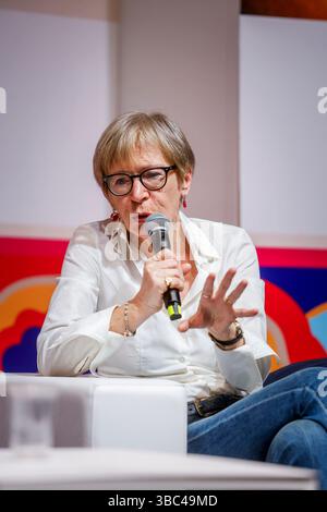 Torino, Italia. 18 maggio 2025. Milena Gabanelli alla 37a edizione del Salone del Libro di Torino. Italia - cronaca- domenica 18 maggio 2025 (foto Giulio Lapone/LaPresse). Milena Gabanelli alla 37esima edizione del Salone del Libro di Torino. Italia - news - domenica 18 maggio 2025 (foto Giulio Lapone/LaPresse) la 37° edizione del Salone del Libro di Torino. Italia - News - sabato 17 maggio 2025 (foto Giulio Lapone/LaPresse) crediti: LaPresse/Alamy Live News Foto Stock