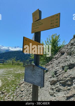 France Maurienne Jarrier : panneau d'Information de direction randonnée Chapelle Saint Roch Foto Stock
