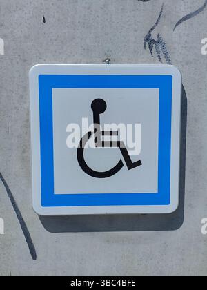 France Maurienne Jarrier : panneau de stationnement réservé aux personnes à mobilité réduite Foto Stock