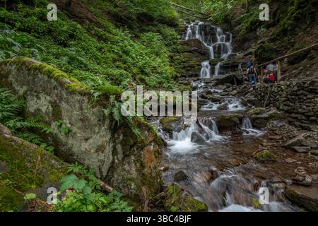 Cascata Shypit nei Carpazi, Ucraina. Una scenografica cascata in una lussureggiante foresta verde, che scorre su rocce muschiate. Popolare località turistica Foto Stock