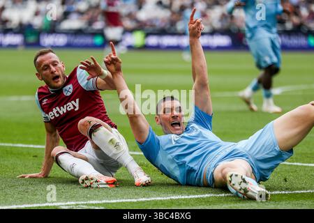 Vladimir Coufal del West Ham United e Nikola Milenkovic del Nottingham Forest reagiscono durante la partita di Premier League West Ham United vs Nottingham Forest al London Stadium, Londra, Regno Unito, 18 maggio 2025 (foto di Izzy Poles/News Images) a Londra, Regno Unito il 5/18/2025. (Foto di Izzy Poles/News Images/Sipa USA) Foto Stock