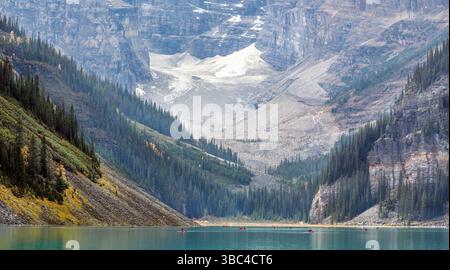 Una vista mozzafiato del Lago Louise nel Parco Nazionale di Banff, Canada. Le acque turchesi riflettono montagne torreggianti e lussureggianti foreste di pini. Foto Stock