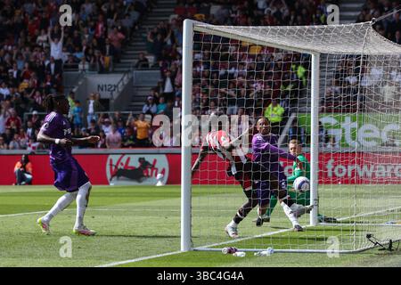 LONDRA, Regno Unito - 18 maggio 2025: Yoane Wissa di Brentford segna il secondo gol della sua squadra durante la partita di Premier League tra Brentford FC e Fulham FC al Gtech Community Stadium (credito: Craig Mercer/ Alamy Live News) Foto Stock