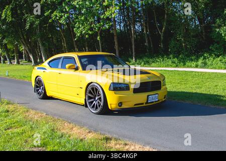 2006 Yellow Dodge benzina da 5700 cc; Dodge; Classic, collezione e performace, mostra di auto presso Lytham Hall, Blackpool Regno Unito. Maggio 2025 Foto Stock