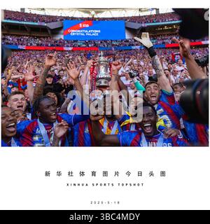 Pechino, Cina. 18 maggio 2025. I giocatori e i tifosi del Crystal Palace festeggiano con il trofeo dopo la finale di fa Cup tra il Crystal Palace FC e il Manchester City FC allo stadio Wembley di Londra, in Gran Bretagna, il 17 maggio 2025. Crystal Palace ha vinto 1-0. Crediti: Xinhua/Alamy Live News Foto Stock