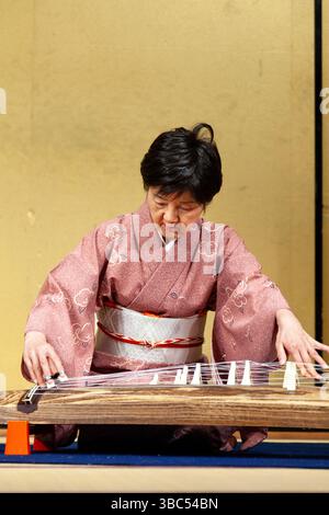 Donna giapponese che suona il Koto allo Yasaka Hall Gion Corner, Kyoto, Giappone Foto Stock
